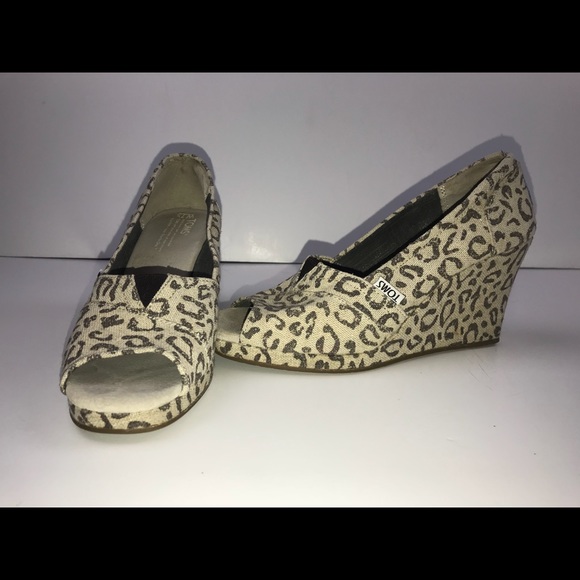Toms Shoes - TOMS SZ 7.5 wedge animal print tan/brown comfy